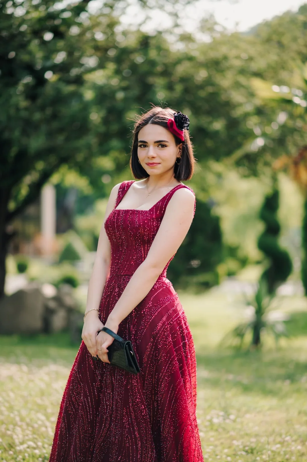ბანკეტის ფოტოგადაღება — გოგონა შინდისფერ საღამოს კაბაში