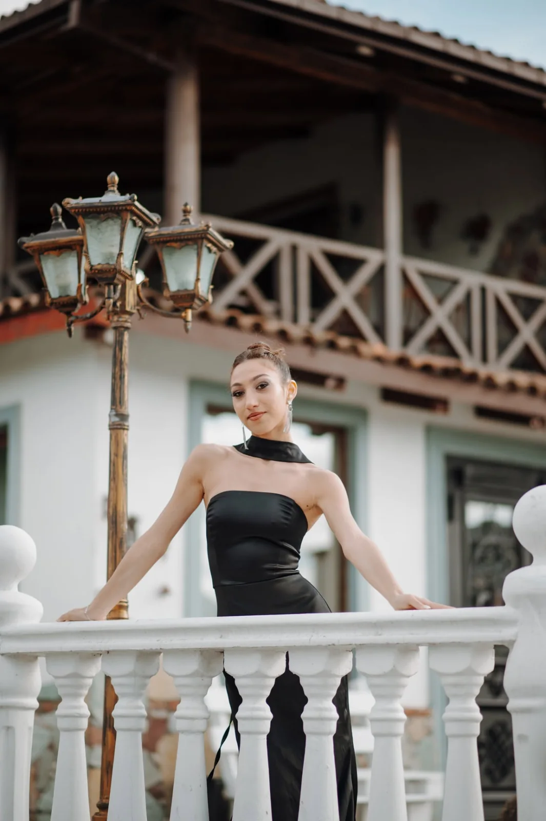 ბანკეტის ინდივიდუალური ფოტოსესია — გოგონა შავ კაბაში აივანზე