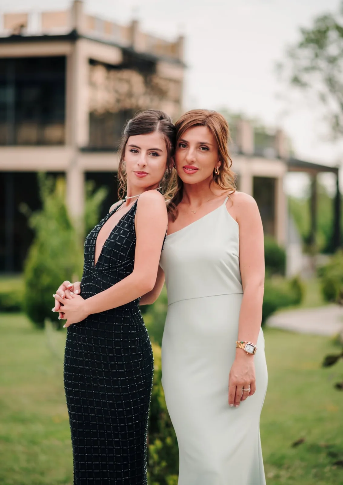 ბანკეტის ფოტოსესია თბილისში — დედა და შვილი საღამოს კაბებში ბაღში