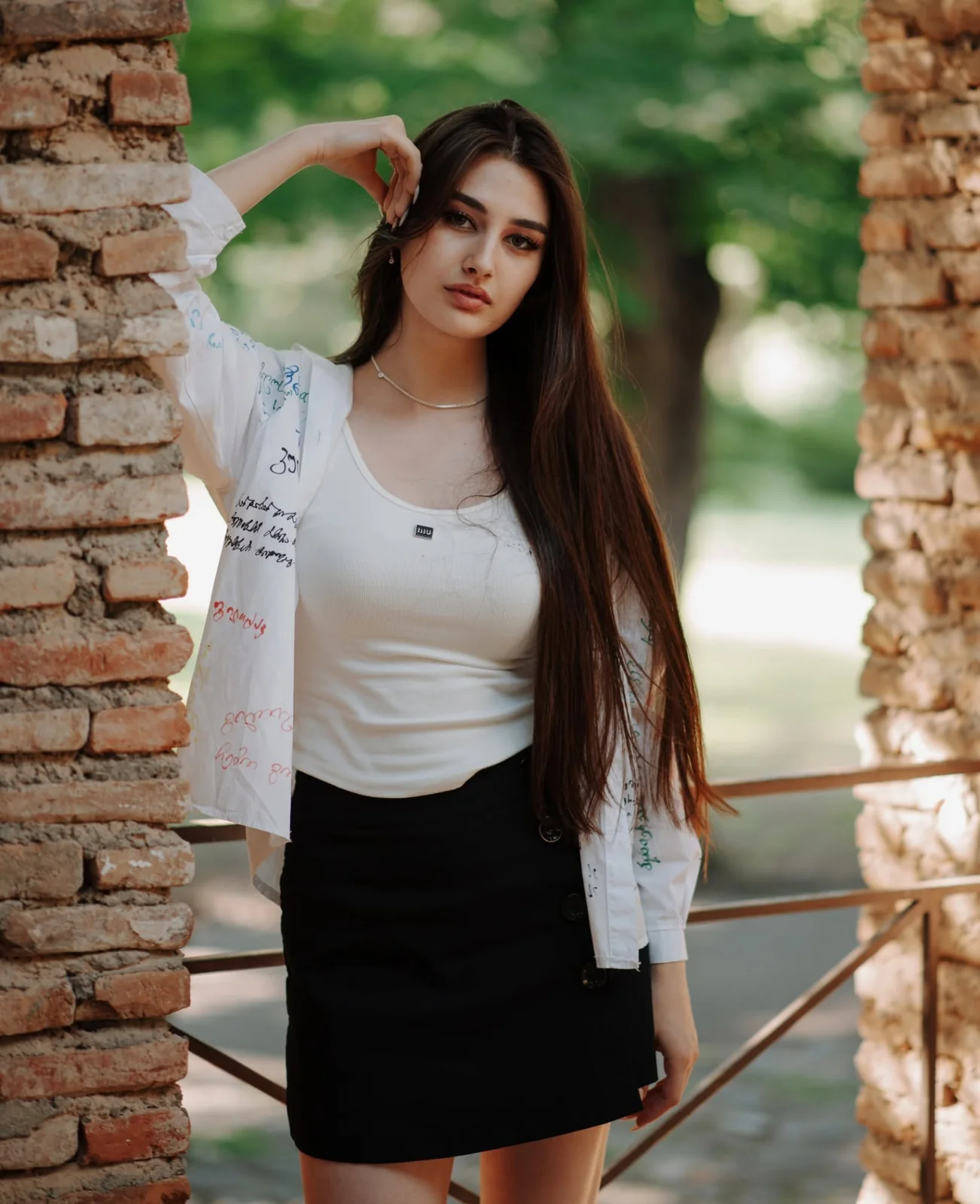 ბოლო ზარის ინდივიდუალური ფოტოსესია თბილისში — გოგონა თეთრი პერანგით