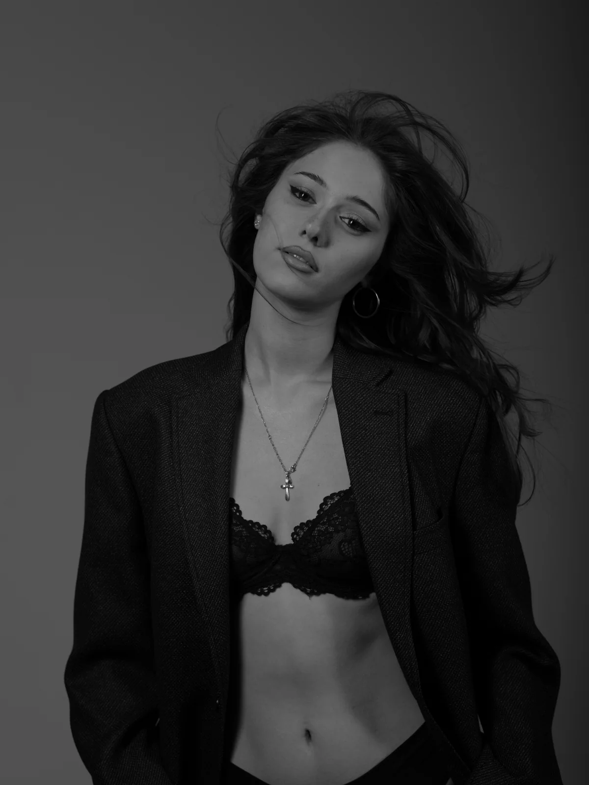 თაკოს შავ-თეთრი fashion პორტრეტი პიჯაკით და შეხვეული თმით